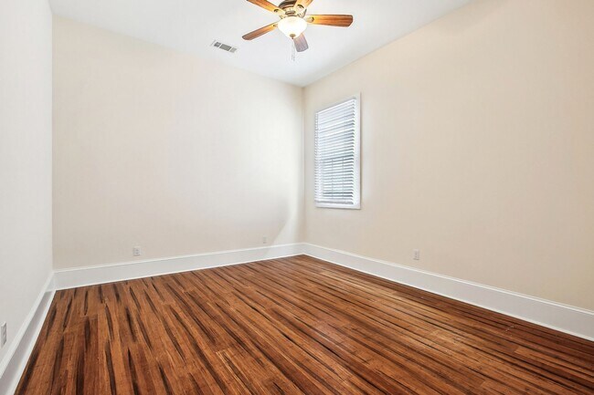 Foto del edificio - Better Price AND Reduced Deposit! Renovate...