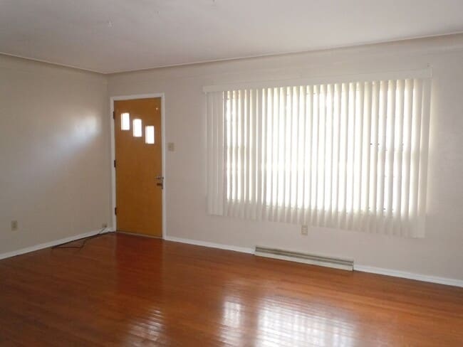 Building Photo - Three Bedroom 2 Bath Brick Home with 2 Car...