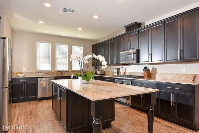 Building Photo - 4 br, 3.5 bath Townhome - 52 Granada