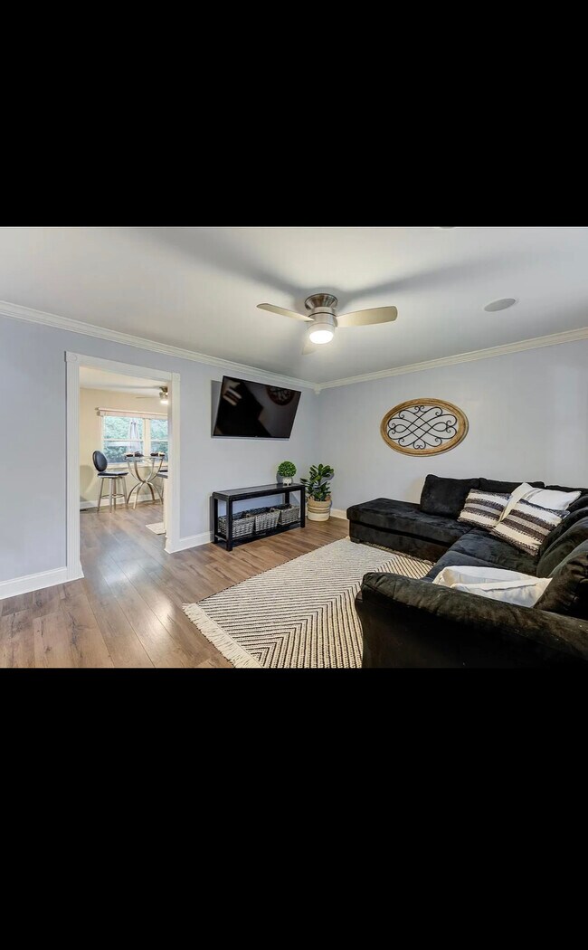 Building Photo - 172 Chinon Dr