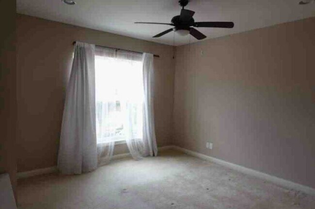 Larger bedroom with attached bath & walk-in closet - 201 E Rochelle St