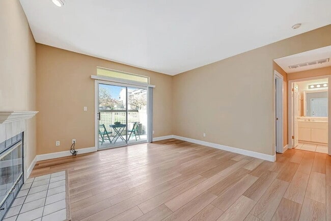 Foto del edificio - charming 1-bedroom, 1-bathroom home located on the ground level overlooking the green belt in Par...