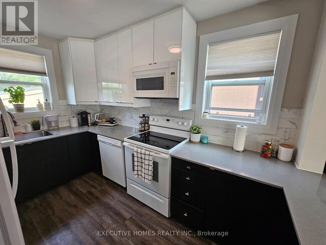 Building Photo - 157 St Vincent St