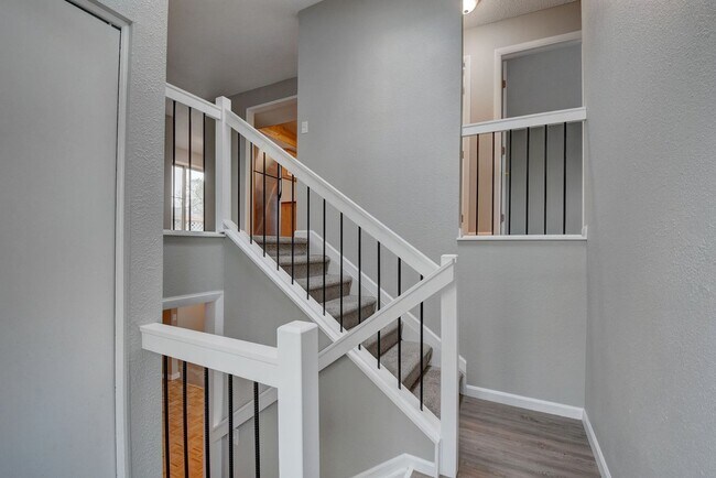 Foto del edificio - 4 bedroom, 2 bath home with 2 car garage, with mountain views