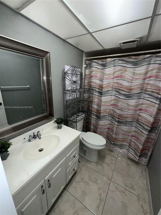Building Photo - 2800 Somerset Dr