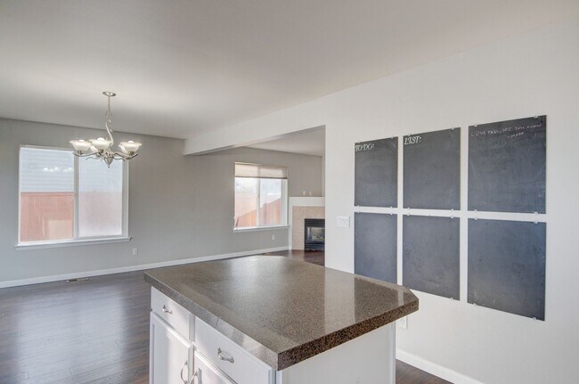 Foto del edificio - 5-Bedroom Home with Primary Bedroom on Main Floor