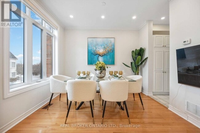 Building Photo - 255 Shaftsbury Ave