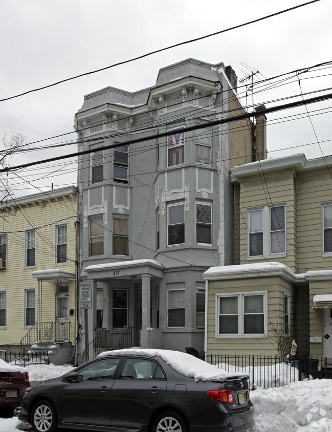 Building Photo - 237 Bowers St