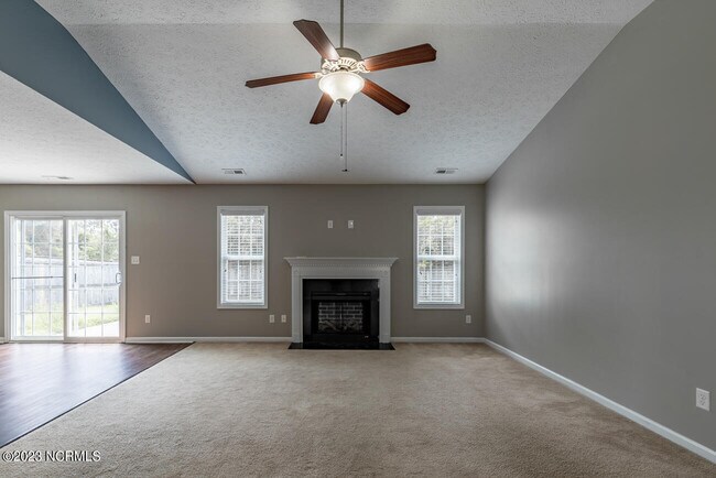 Foto del edificio - 215 Marsh Haven Dr