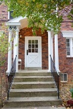 Building Photo - 816 Greenwood Cir