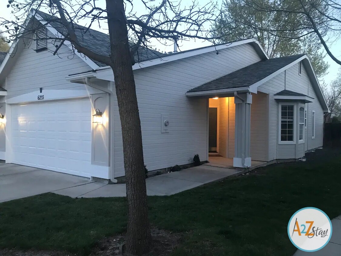Primary Photo - Furnished 2 Bed 2 Bath includes WiFi & uti...