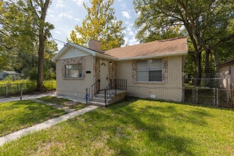 Building Photo - 912 Huron St