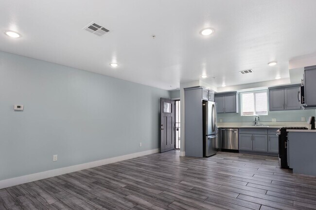 Foto del edificio - Beautiful 4 Bed / 3 Bath apartment with PARKING & IN-UNIT LAUNDRY!