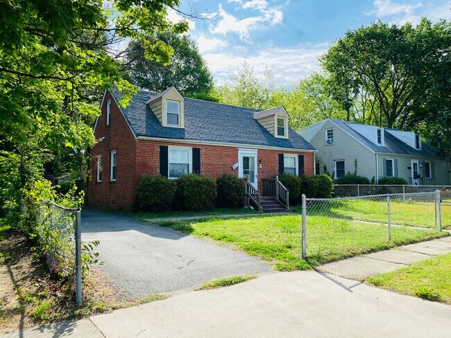 Foto del edificio - Adorable 3bdrm/1.5bth Cape-Cod  Located in Richmond's Southside!!  **NEWLY RENOVATED**