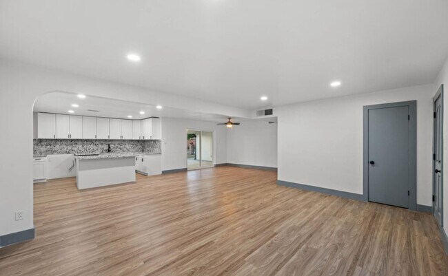 Building Photo - 5818 N 22nd Dr