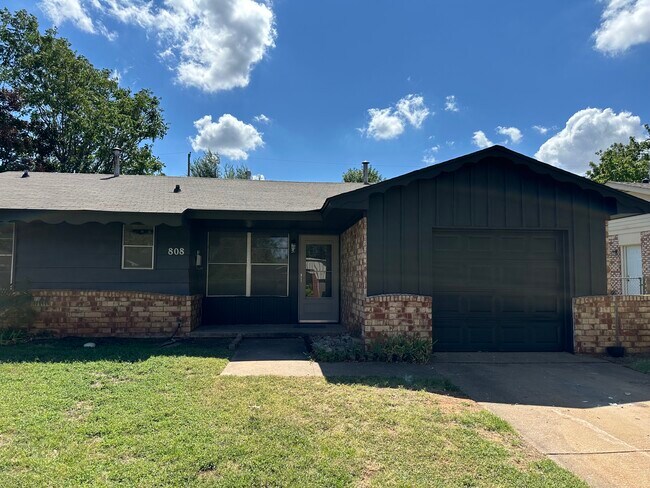 Building Photo - 808 Hedge Dr