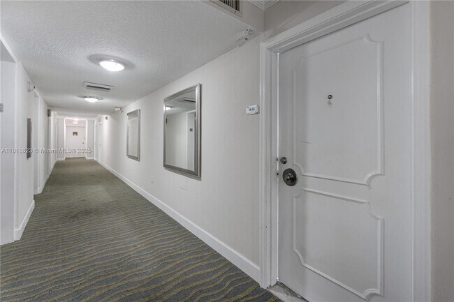 Foto del edificio - 5838 Collins Ave