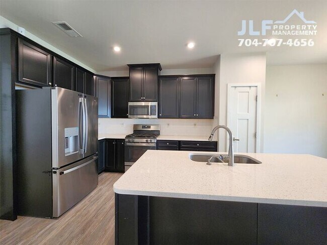 Foto del edificio - Beautiful 3 Bed/2.5 Bath Townhome in Excel...