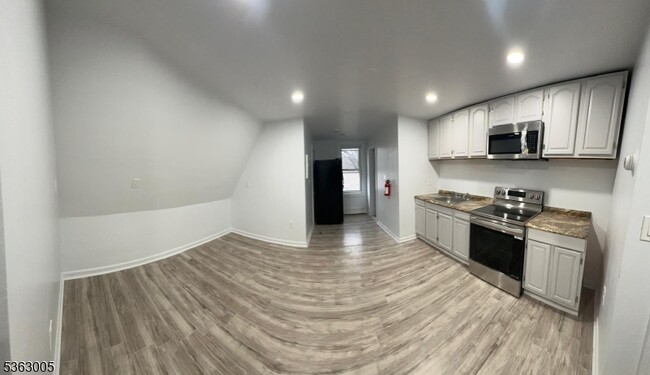 Building Photo - 74 Eaton Pl