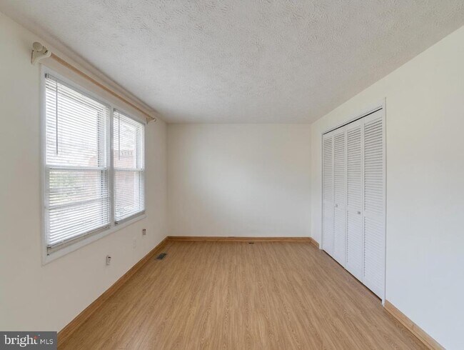 Foto del edificio - 8112 Parkdale Ct