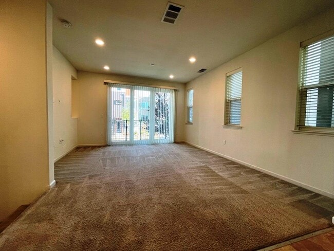 Building Photo - 168 Llano de los Robles Ave
