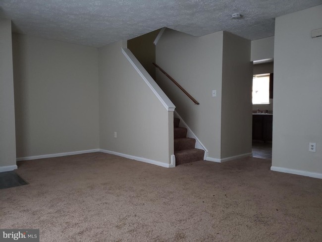 Building Photo - 2422 E Rosecroft Village Cir