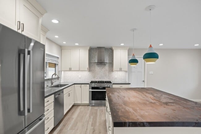 Foto del edificio - 692 Pomeroy Ave