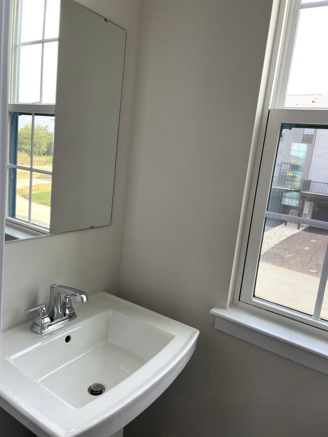 Building Photo - 339 E Cochran St