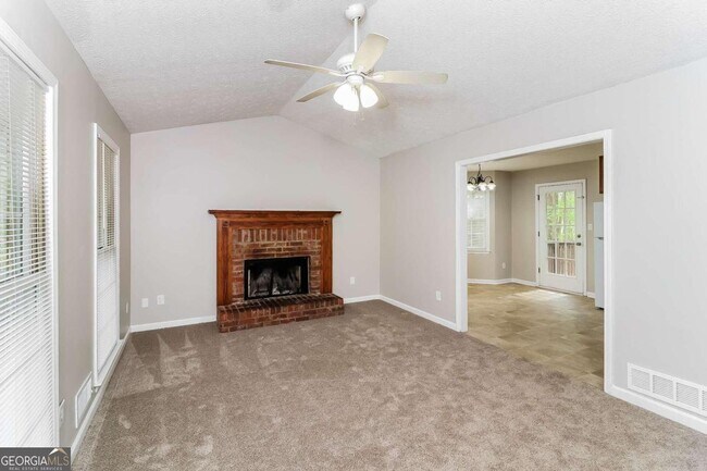 Building Photo - 217 Robin Hood Dr