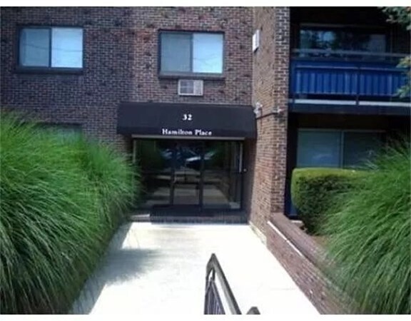 Foto del edificio - 32 Whites Ave