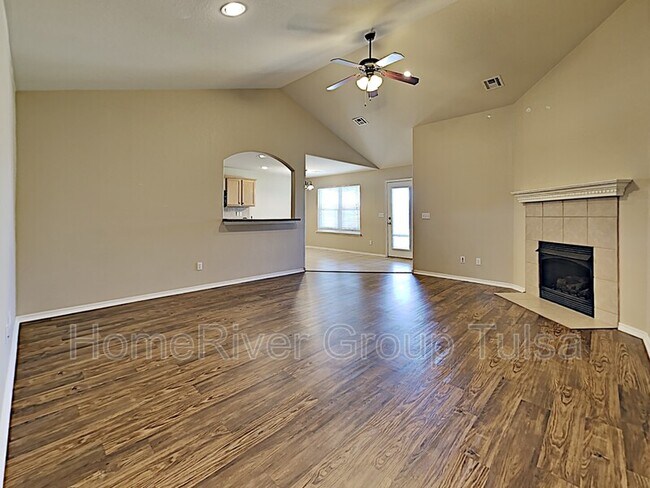Foto del edificio - 11040 N 147th E Ave