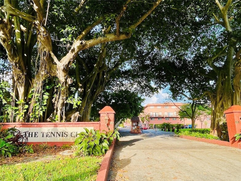 Photo - 660 Tennis Club Dr