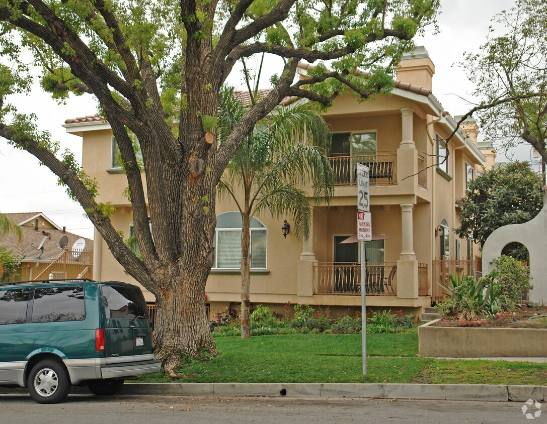 Building Photo - 735 E Angeleno Ave