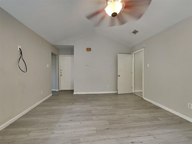 Foto del edificio - A spacious and move-in ready 3-bedroom, 1.5-bathroom home in Houston is now available. Fresh pain...