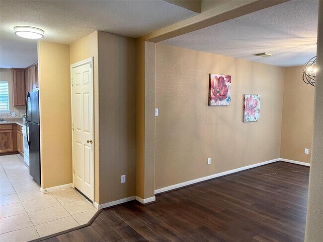 Foto del edificio - 5011 Moss Garden Ln