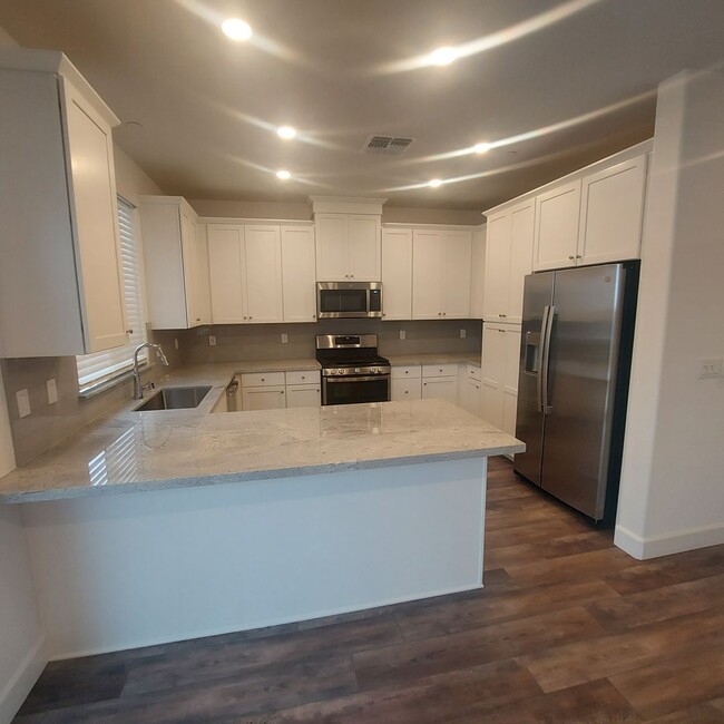 Building Photo - Newer Lennar built 4 Bedroom, 3 full bath ...