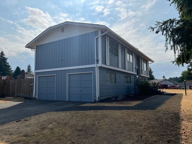 Foto del edificio - Super Clean Split Level Home with Huge Yard!