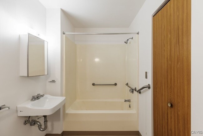 Building Photo - 224 Leray St