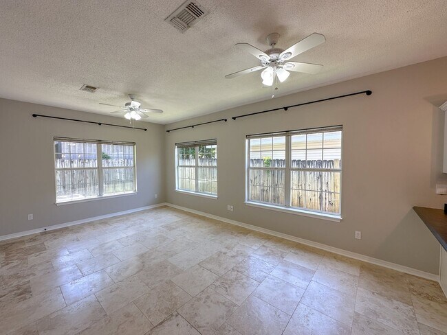 Foto del edificio - 3 bedroom 2 bath patio home with a bonus r...