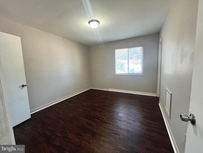 Building Photo - 32 Wayside Ct