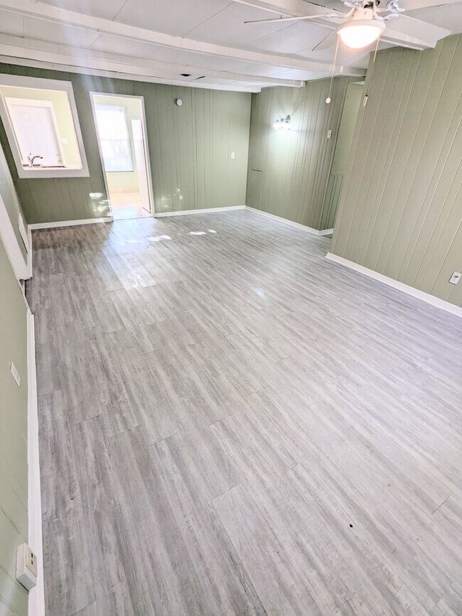 Building Photo - 3 bedroom, 1.5 bath, Garage