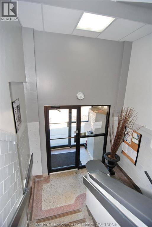 Photo du bâtiment - 647 Irvine Ave