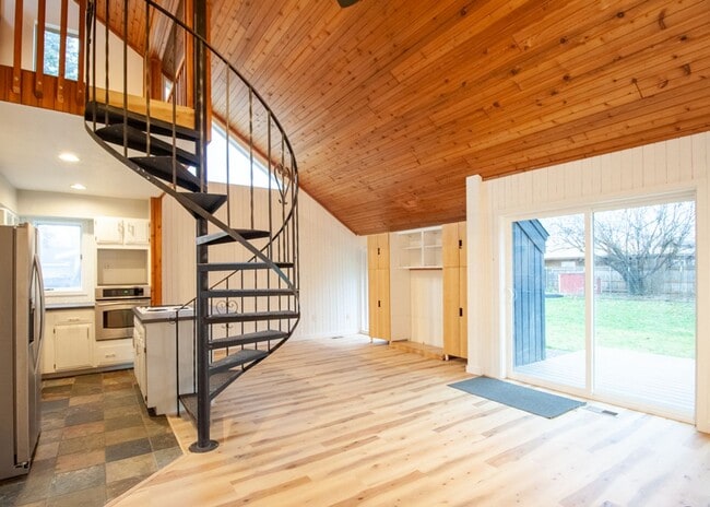 Building Photo - One of a kind home in West Richland