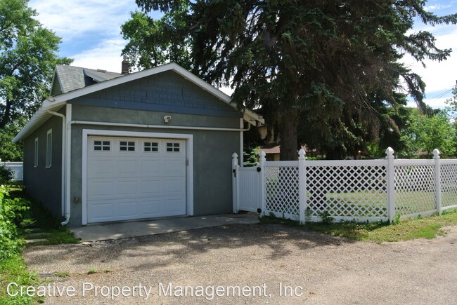 Building Photo - 3 br, 2.5 bath House - 300 9th St SE