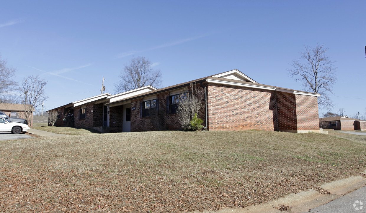 Building Photo - West Gate Apartments