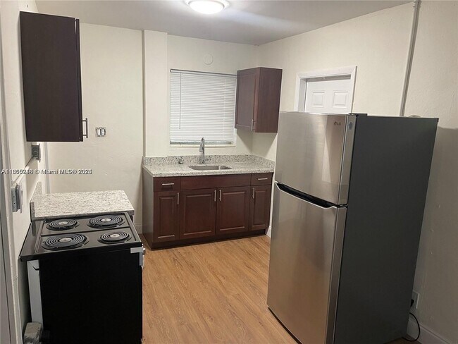 Foto del edificio - 595 NE 121st St
