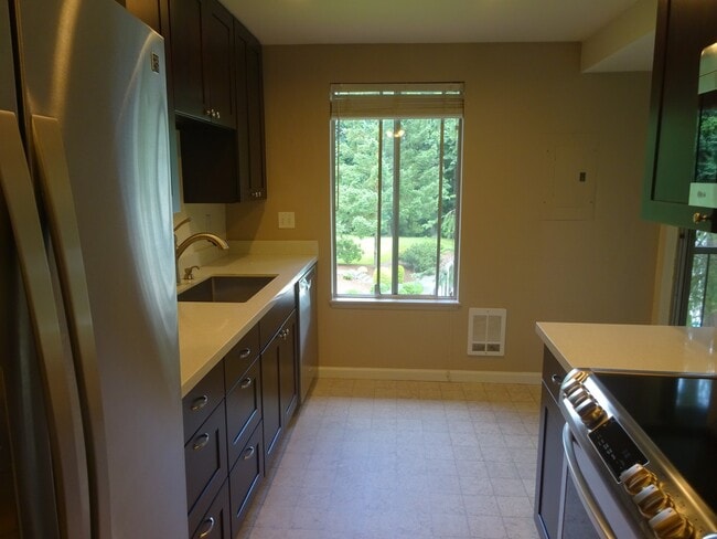 Building Photo - Top Floor 2 bdrm/2 bath condo unit
