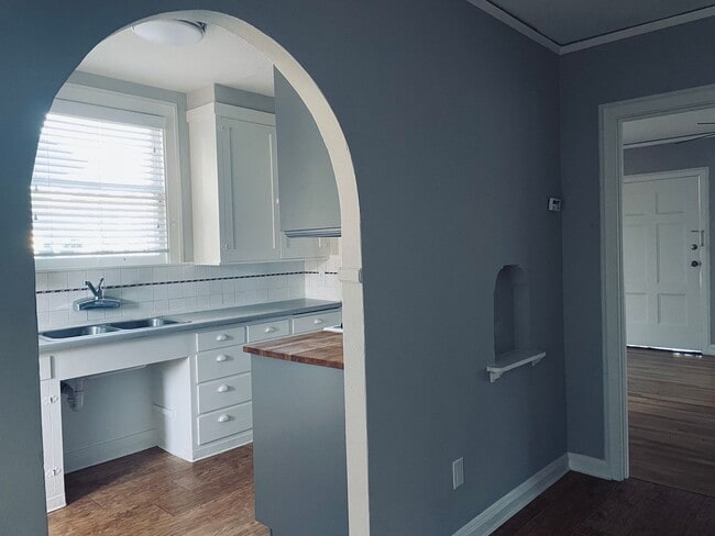 Building Photo - Laurel Street Triplex