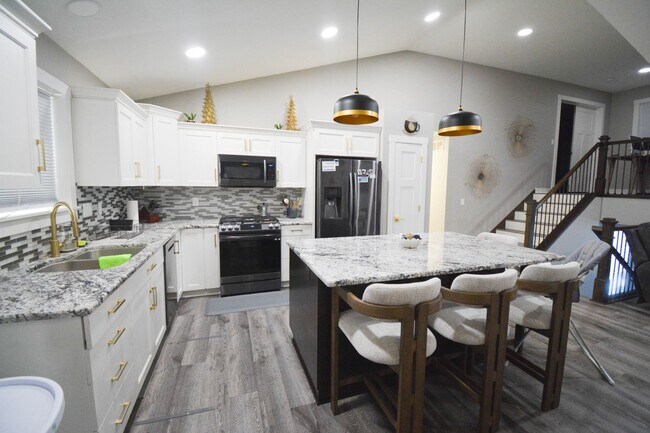 Foto del edificio - 5 Bed | 3 Bath | Luxury Living at Its Finest