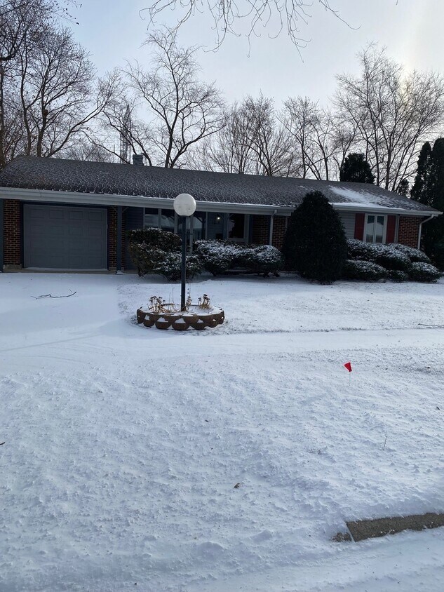 1013 Hartford Ln, Elk Grove Village, IL 60007 House Rental in Elk